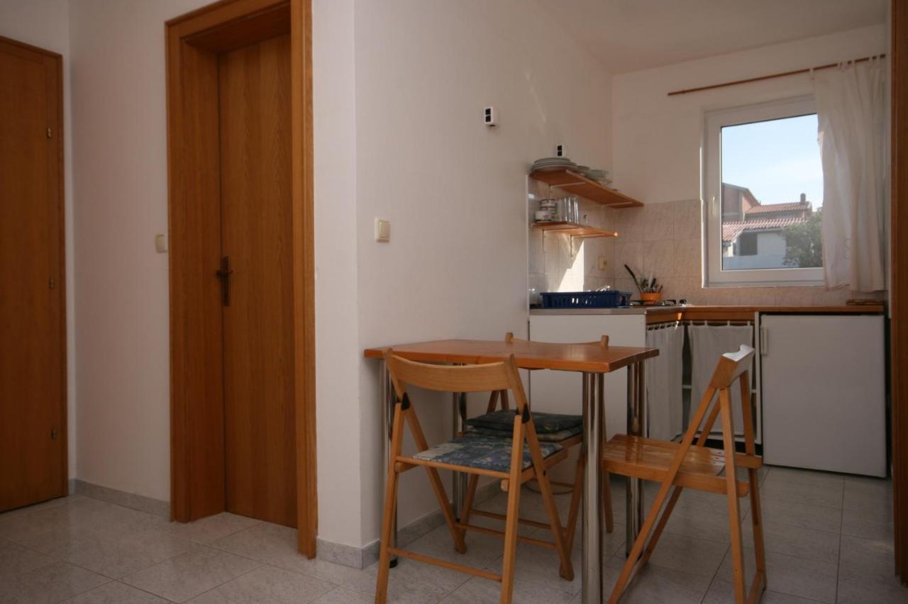 Apartments With A Parking Space Mandre, Pag - 6405 โคลัน ภายนอก รูปภาพ