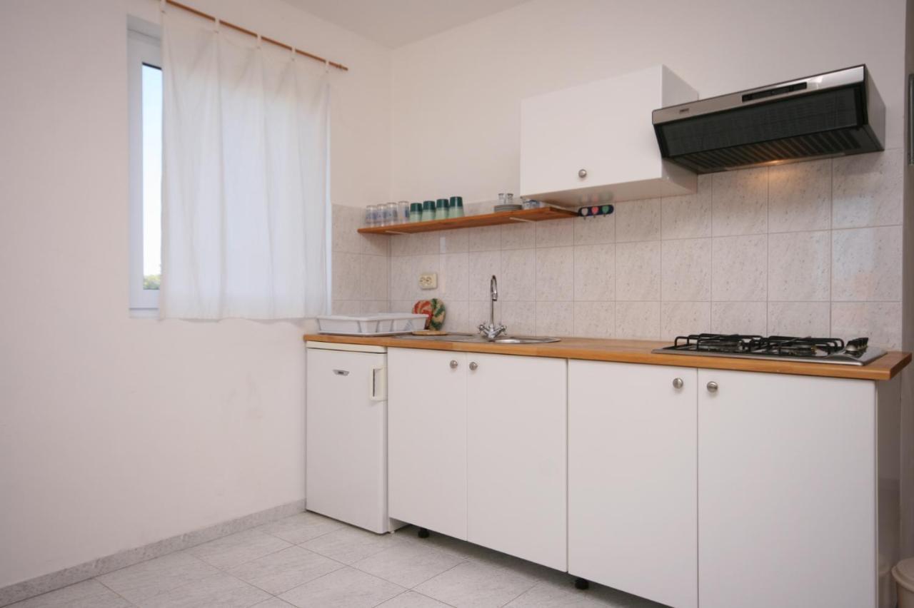 Apartments With A Parking Space Mandre, Pag - 6405 โคลัน ภายนอก รูปภาพ
