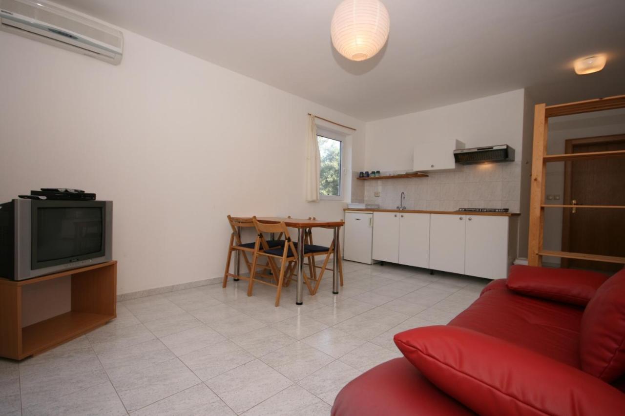 Apartments With A Parking Space Mandre, Pag - 6405 โคลัน ภายนอก รูปภาพ